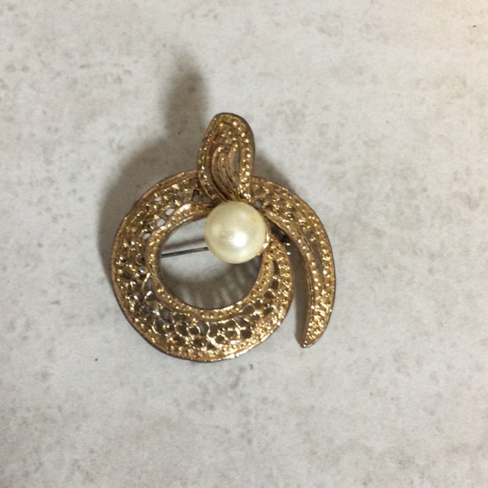 Vintage Gold filigree circle with Pearl brooch